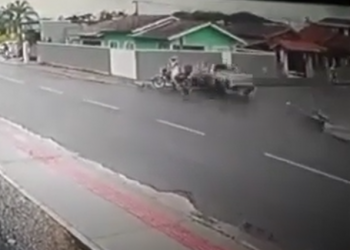 Vídeo mostra momento que carro bate contra muro. Motociclista escapa da colisão