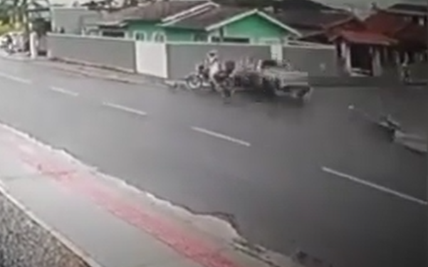 Vídeo mostra momento que carro bate contra muro. Motociclista escapa da colisão