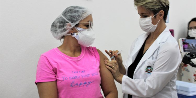 Enfermeira é a primeira vacinada contra Covid-19 em São João Batista