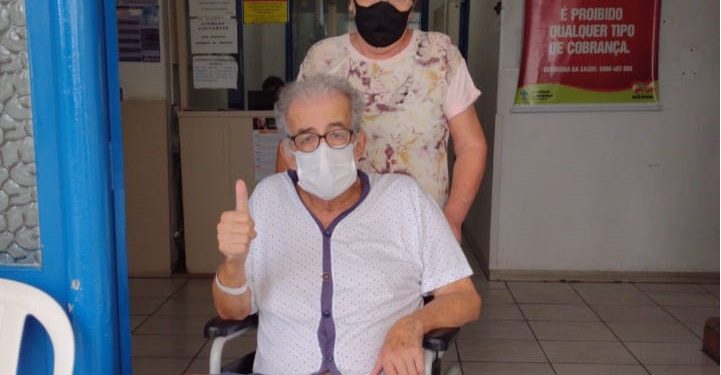 Nonga recebe alta, depois de 40 dias internado por conta da Covid-19