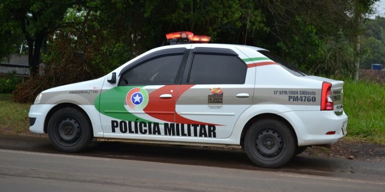 Casa é furtada a luz do dia e objetos eletrônicos são levados