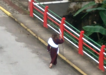 Homem vestido de profeta circula região recitando versículos bíblicos