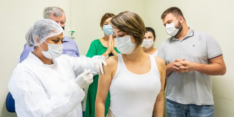 Nova Trento inicia vacinação contra a Covid-19 em profissionais da saúde