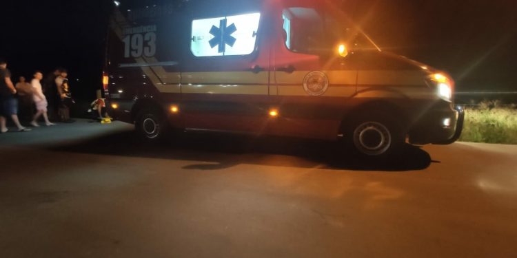 Dois jovens ficam feridos em acidente com moto