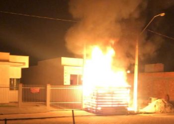 Incêndio destrói casa de ferramentas, em São João Batista
