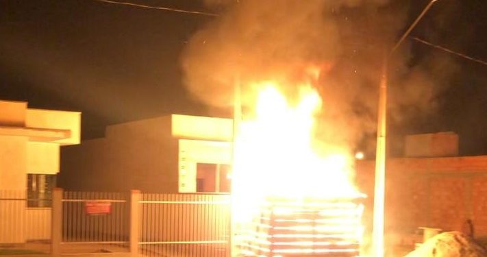 Incêndio destrói casa de ferramentas, em São João Batista