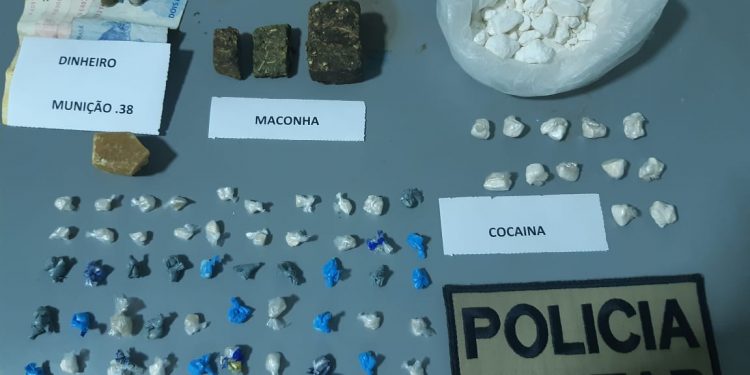 Buscas de suspeito por furto resulta em prisão por tráfico de drogas, em São João Batista