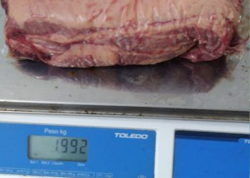 Mulher é detida após furtar pacote de costela em supermercado