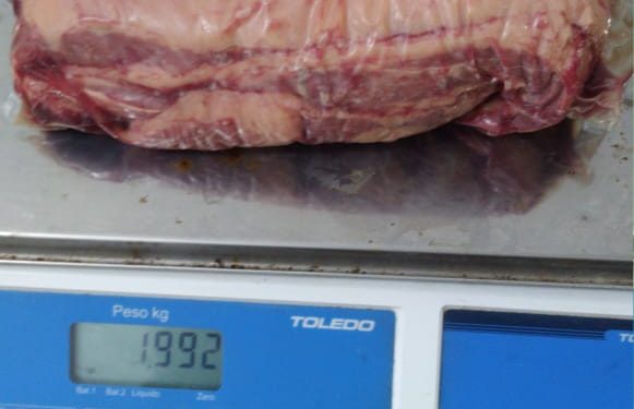 Mulher é detida após furtar pacote de costela em supermercado