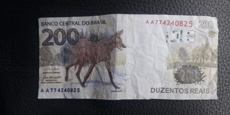 Três pessoas suspeitas de passar dinheiro falso são detidas, em São João Batista