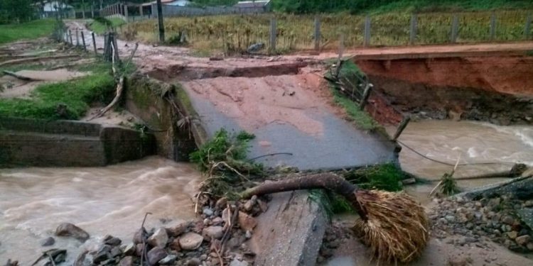 Chuva causa estragos em vários pontos de São João Batista