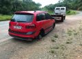 Carro sem os quatro pneus é encontrado as margens de rodovia, em São João Batista