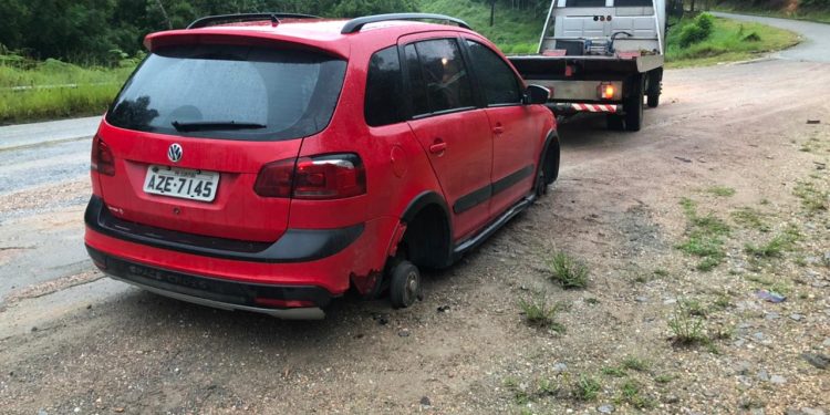 Carro sem os quatro pneus é encontrado as margens de rodovia, em São João Batista