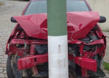 Motorista perde o controle de carro e colide contra poste