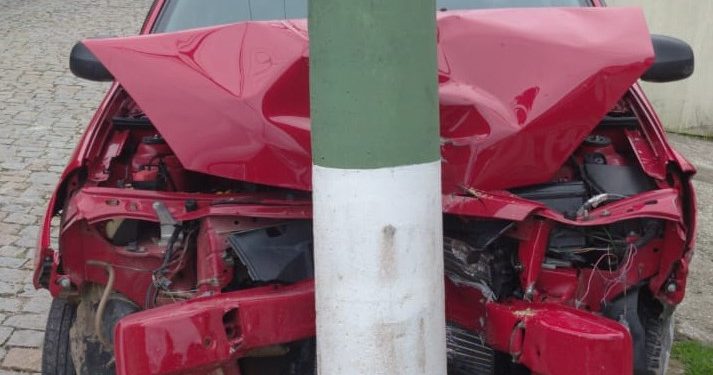 Motorista perde o controle de carro e colide contra poste