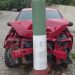 Motorista perde o controle de carro e colide contra poste