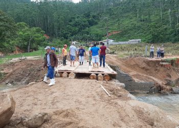 Construção de pontilhão de madeira restabelece acesso de moradores em Canudos
