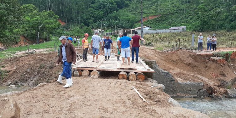 Construção de pontilhão de madeira restabelece acesso de moradores em Canudos