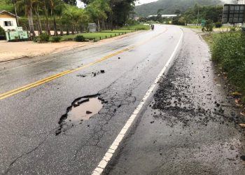 Buraco se forma na SC-410 e causa transtornos aos motoristas