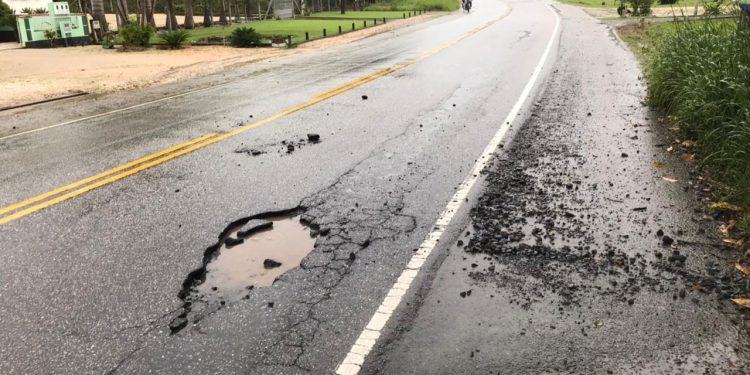 Buraco se forma na SC-410 e causa transtornos aos motoristas