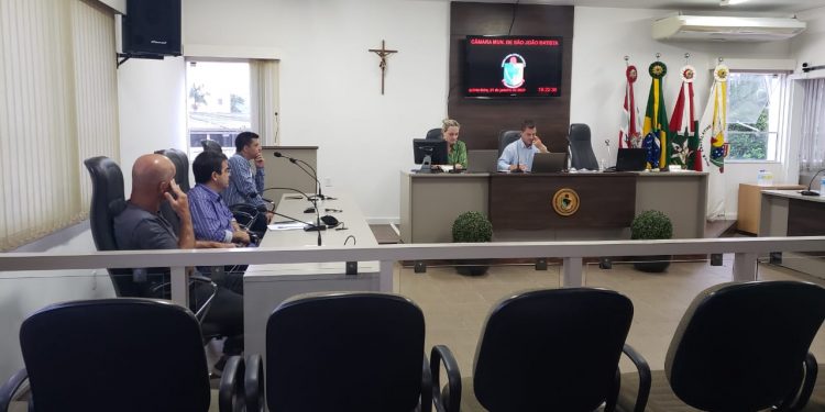Vereadores de São João Batista se reúnem. Segunda terá simulação de sessão
