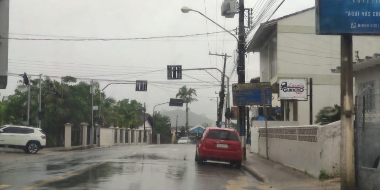 Semáforos na rua Zunino Neto estão desligados para manutenção