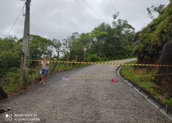 Estrada de acesso a Vargem Pequena é interditada, em São João Batista
