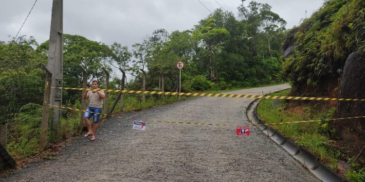 Estrada de acesso a Vargem Pequena é interditada, em São João Batista