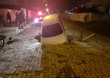 Acidente: Carro cai em buraco que cedeu em via pública