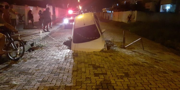 Acidente: Carro cai em buraco que cedeu em via pública