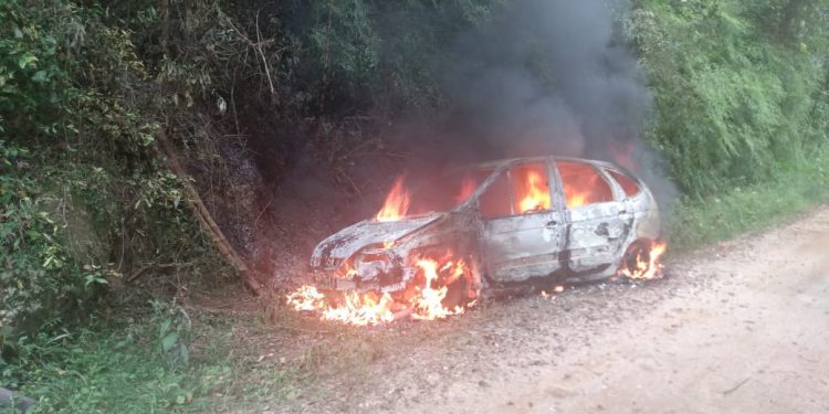 Carro colide contra pedra e explode, em Nova Trento