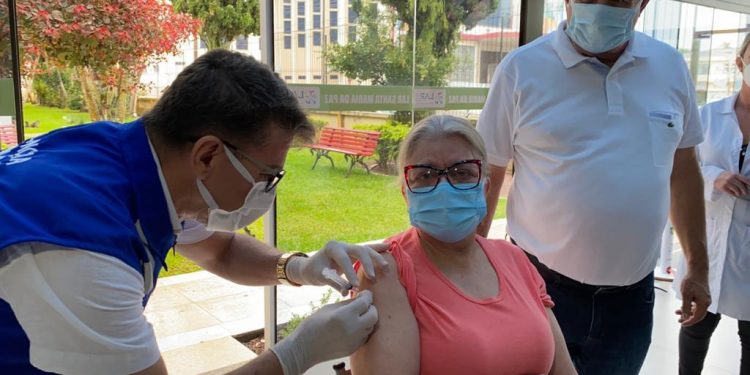 Saúde de Tijucas aplica primeiras doses da vacina CoronaVac