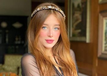 Trend dos anos 90, tiara com brilho volta à moda neste verão