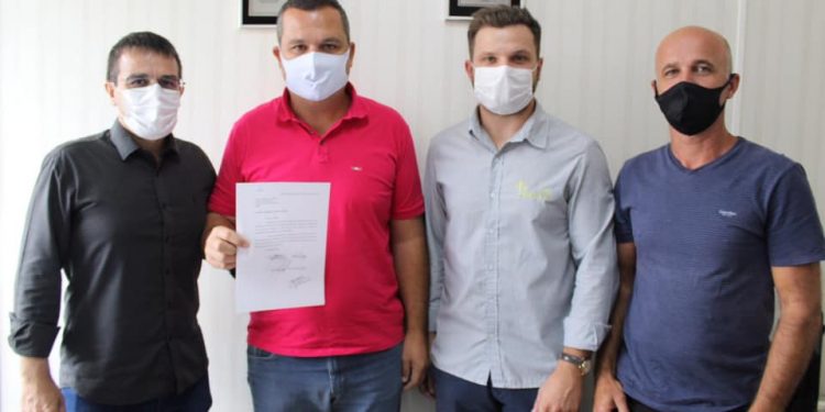 Após pedido de vereadores, São João Batista recebe novo ônibus escolar