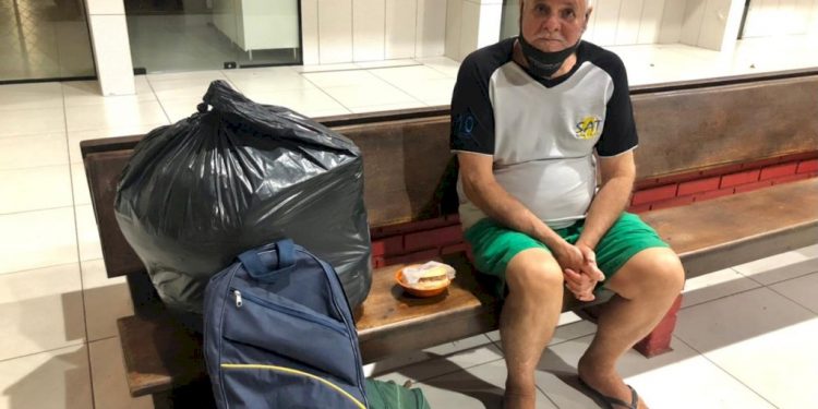 Idoso é abandonado em rodoviária pelo filho, em Tijucas