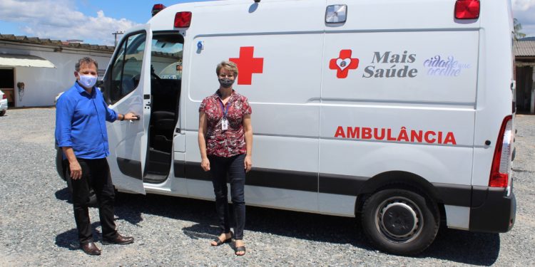 Secretaria de Saúde de São João Batista adquire nova ambulância