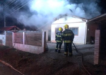 Família necessita de ajuda, após casa ser destruída pelo fogo