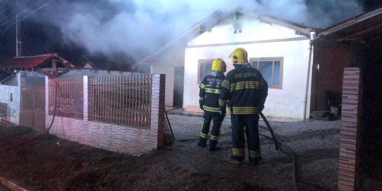 Família necessita de ajuda, após casa ser destruída pelo fogo