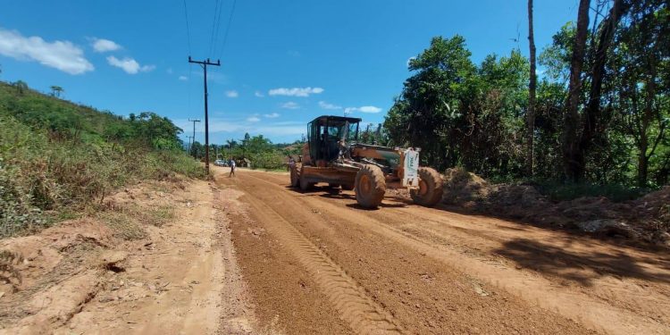 Sábado é de manutenção de estradas em São João Batista