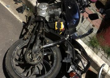 Acidente entre carro e moto deixa uma pessoa ferida