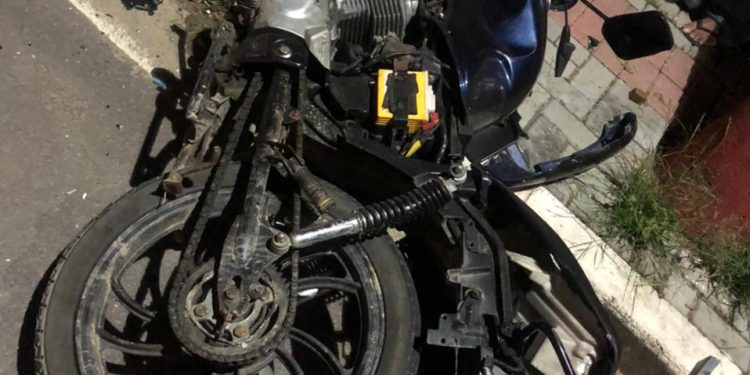 Acidente entre carro e moto deixa uma pessoa ferida