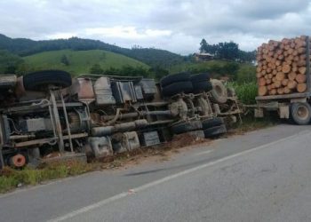 Caminhão sai da pista e tomba na SC-108, em São João Batista