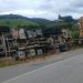Caminhão sai da pista e tomba na SC-108, em São João Batista