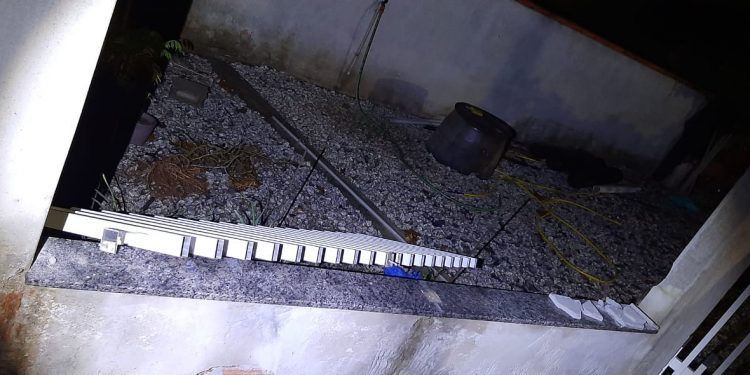 Homem invade residência, foge, se esconde em telhado e é detido por populares