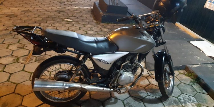 Polícia aborda motociclista e recupera moto furtada, em São João Batista