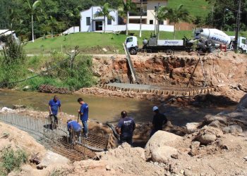 Construção de ponte na Estrada Geral da Arataca tem sequência