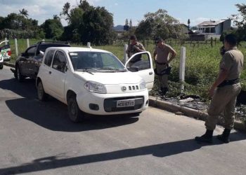 Suspeito por assalto é baleado pela polícia, em São João Batista