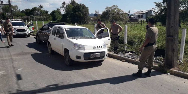Suspeito por assalto é baleado pela polícia, em São João Batista