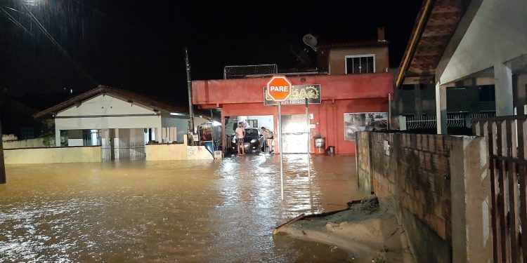 Chuvas provocam problemas na captação e Sisam pede economia de água