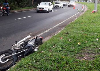 Jovem tem perna amputada ao colidir com moto em poste